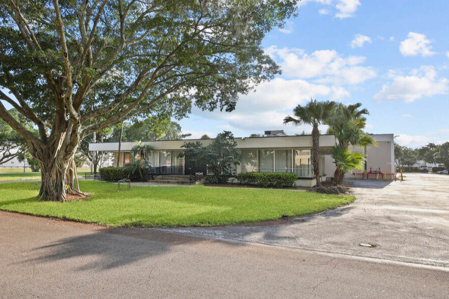 13900 NW 58th Ct, Miami Lakes, FL for lease - Building Photo - Image 2 of 5