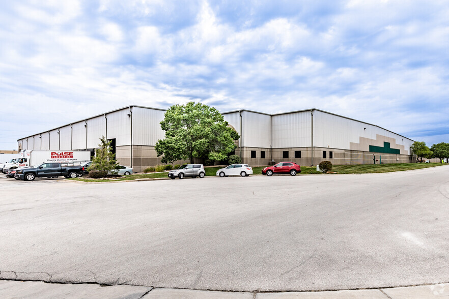 501-535 NW Parkway, Riverside, MO for lease - Primary Photo - Image 1 of 9