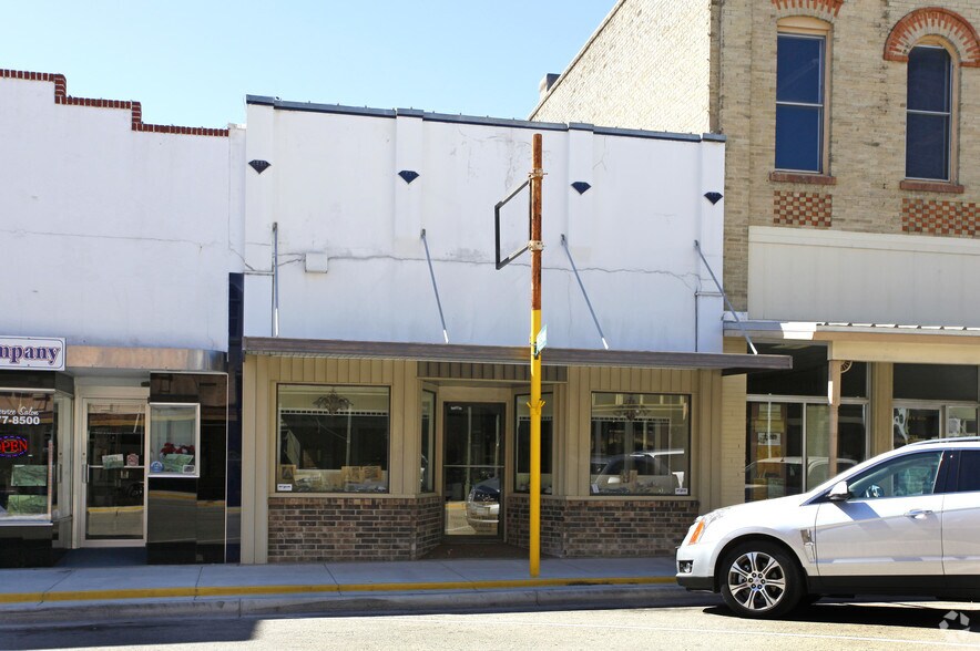121 E Main St, Cuero, TX for sale - Primary Photo - Image 1 of 1