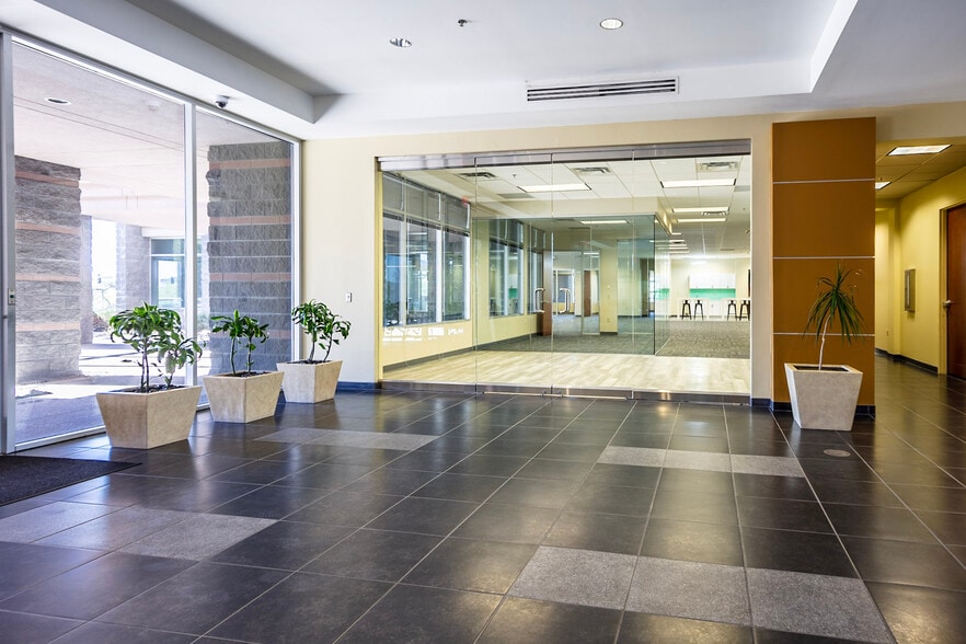 8502 E Princess Dr, Scottsdale, AZ for lease - Interior Photo - Image 2 of 4