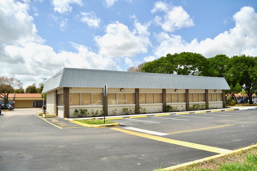 6096 W Oakland Park Blvd, Sunrise, FL for lease - Building Photo - Image 2 of 10