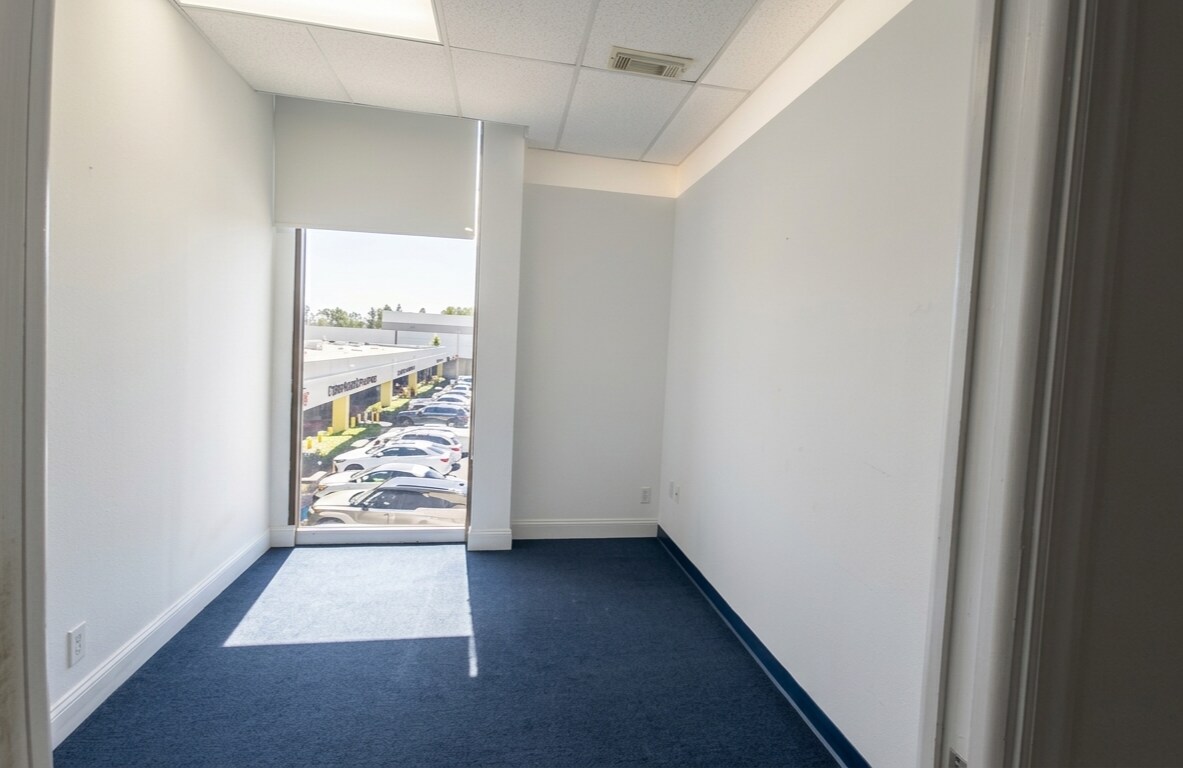 17985 Biscayne Blvd, Miami, FL for lease Interior Photo- Image 1 of 6