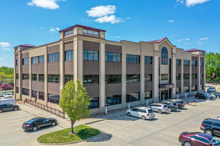 2900 100th St, Urbandale, IA for lease - Building Photo - Image 1 of 11