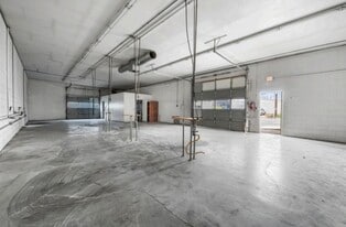 Flex Space 1,560sf Office + 2,345sf Warehouse - Warehouse