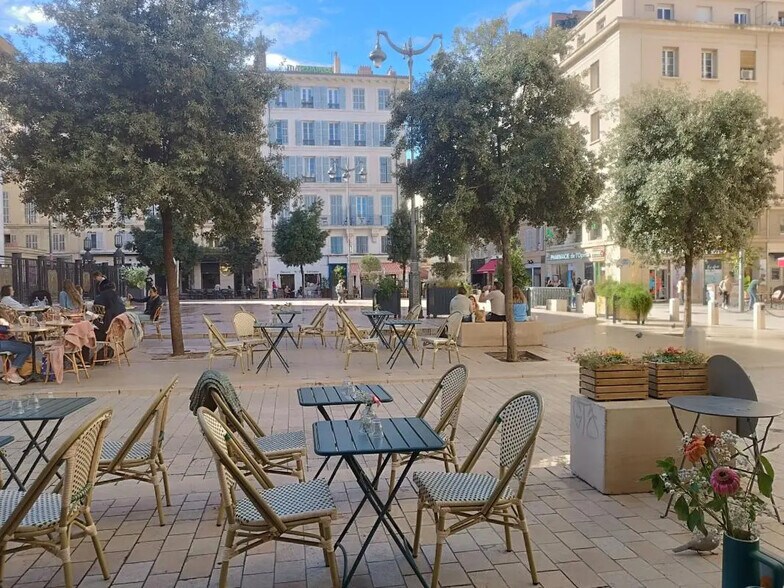 Flex in Marseille for lease - Building Photo - Image 2 of 3