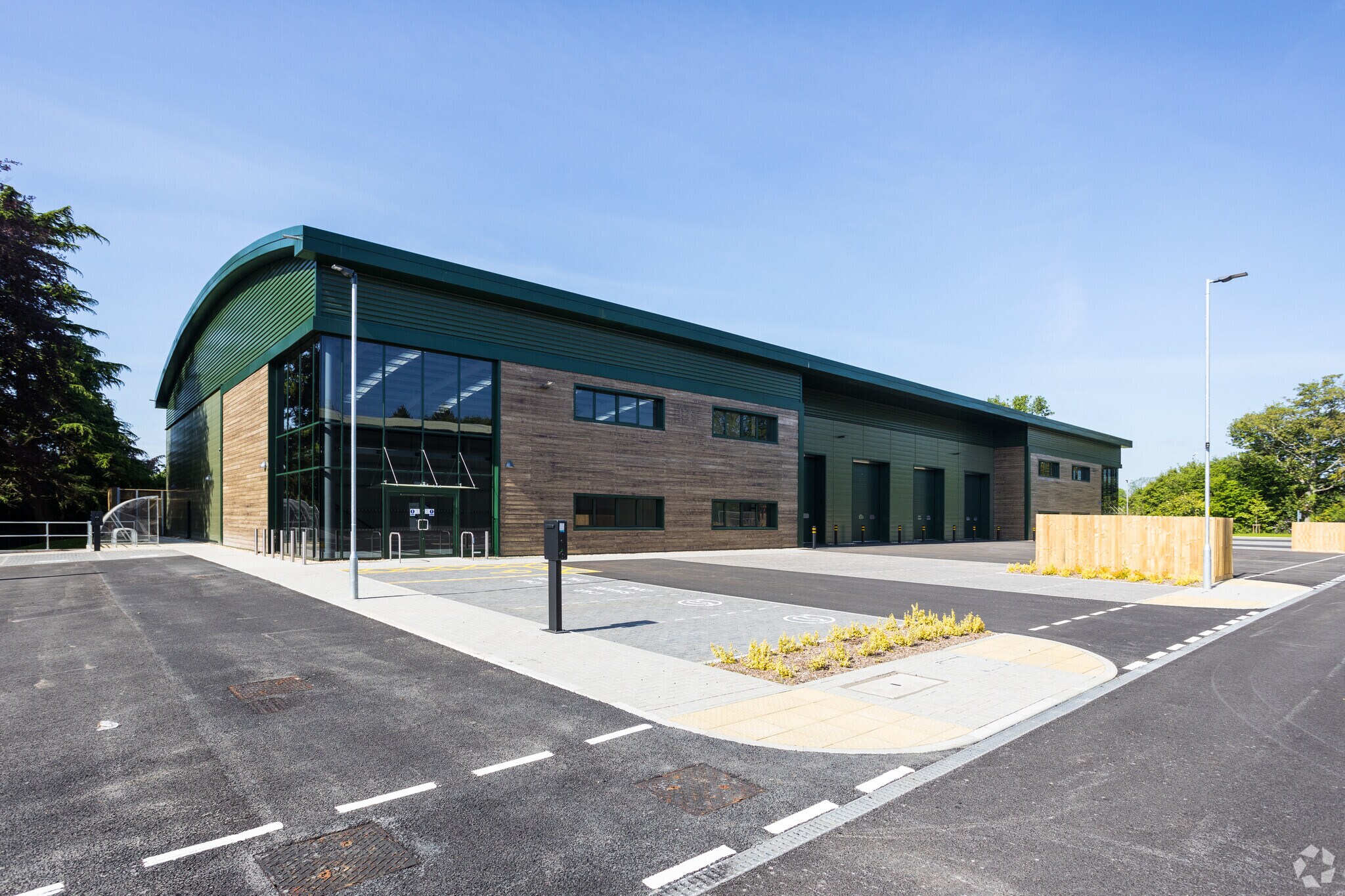 Brighton Rd, Crawley for lease Primary Photo- Image 1 of 6