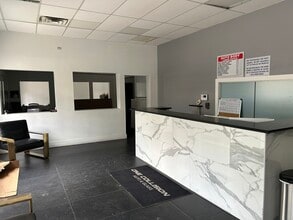 1123 W Catalpa Ave, Chicago, IL for lease Interior Photo- Image 1 of 2