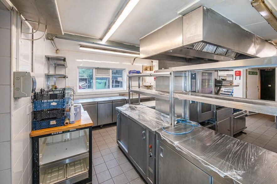 125 Windsor Rd, Chobham for sale - Interior Photo - Image 3 of 9