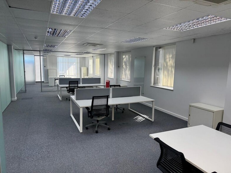 1-2 Eversley Way, Egham for lease - Building Photo - Image 2 of 8