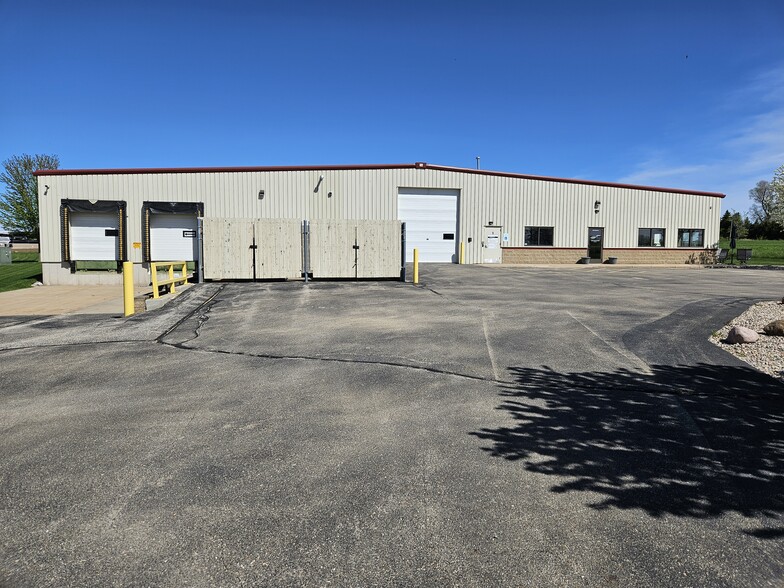 3175 Atlas Dr, Oshkosh, WI for lease - Building Photo - Image 2 of 6