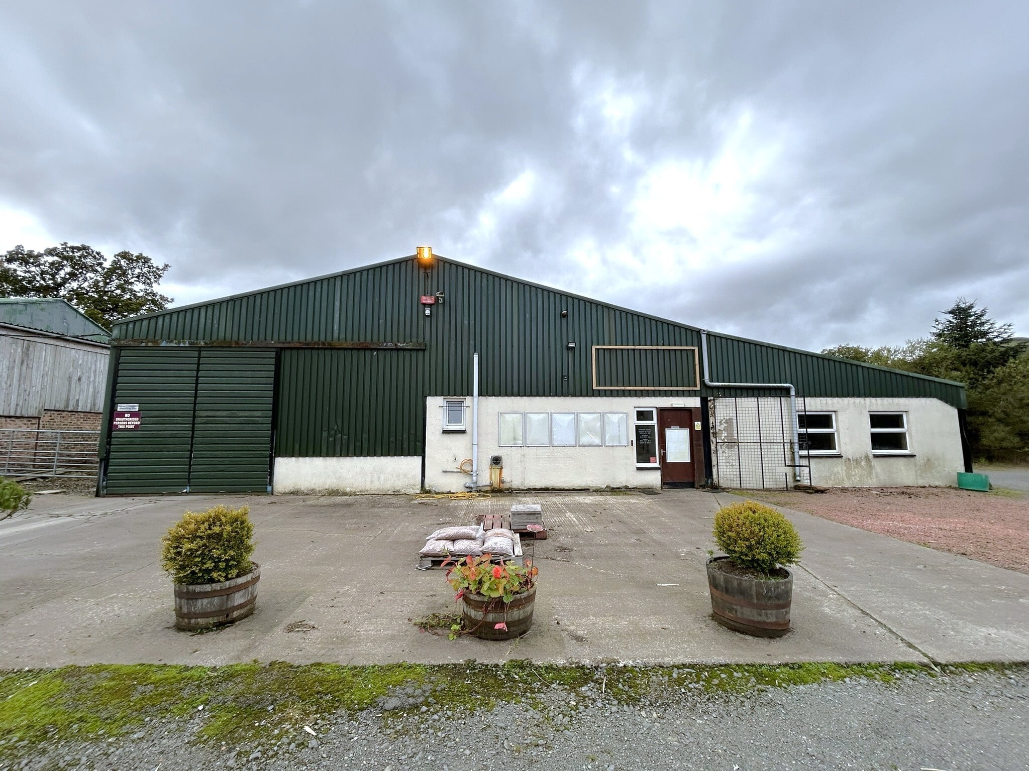 Camling, Thornhill for lease Primary Photo- Image 1 of 2