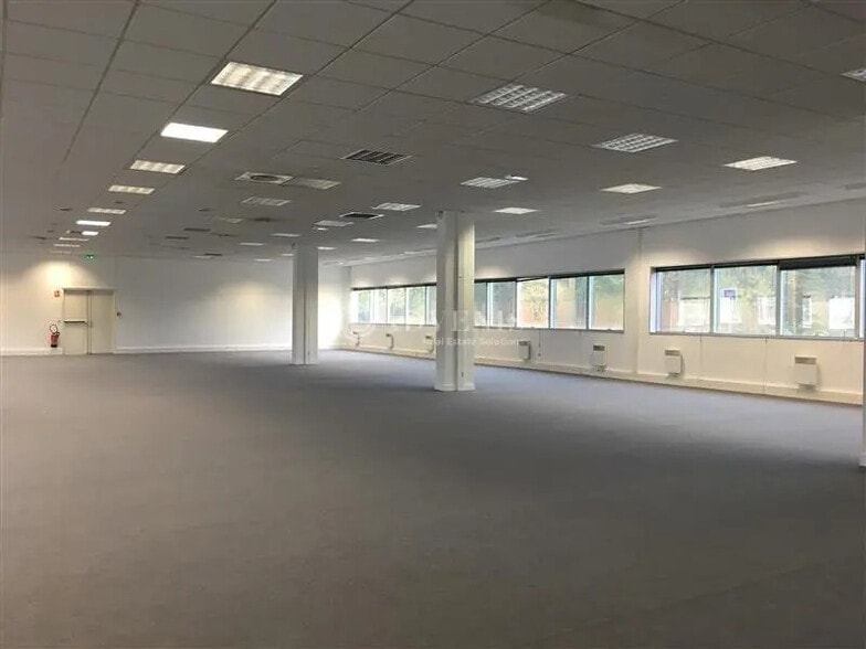 Office in Guyancourt for lease - Interior Photo - Image 3 of 5