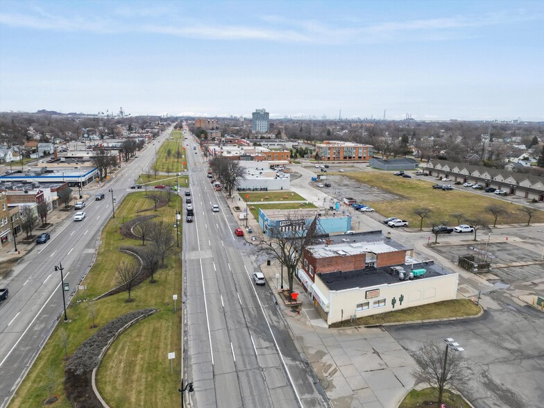 1711-1713 Fort St, Lincoln Park, MI for sale - Building Photo - Image 2 of 17