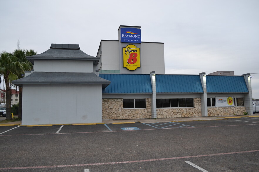 4910 San Bernardo Ave, Laredo, TX for lease - Building Photo - Image 1 of 8