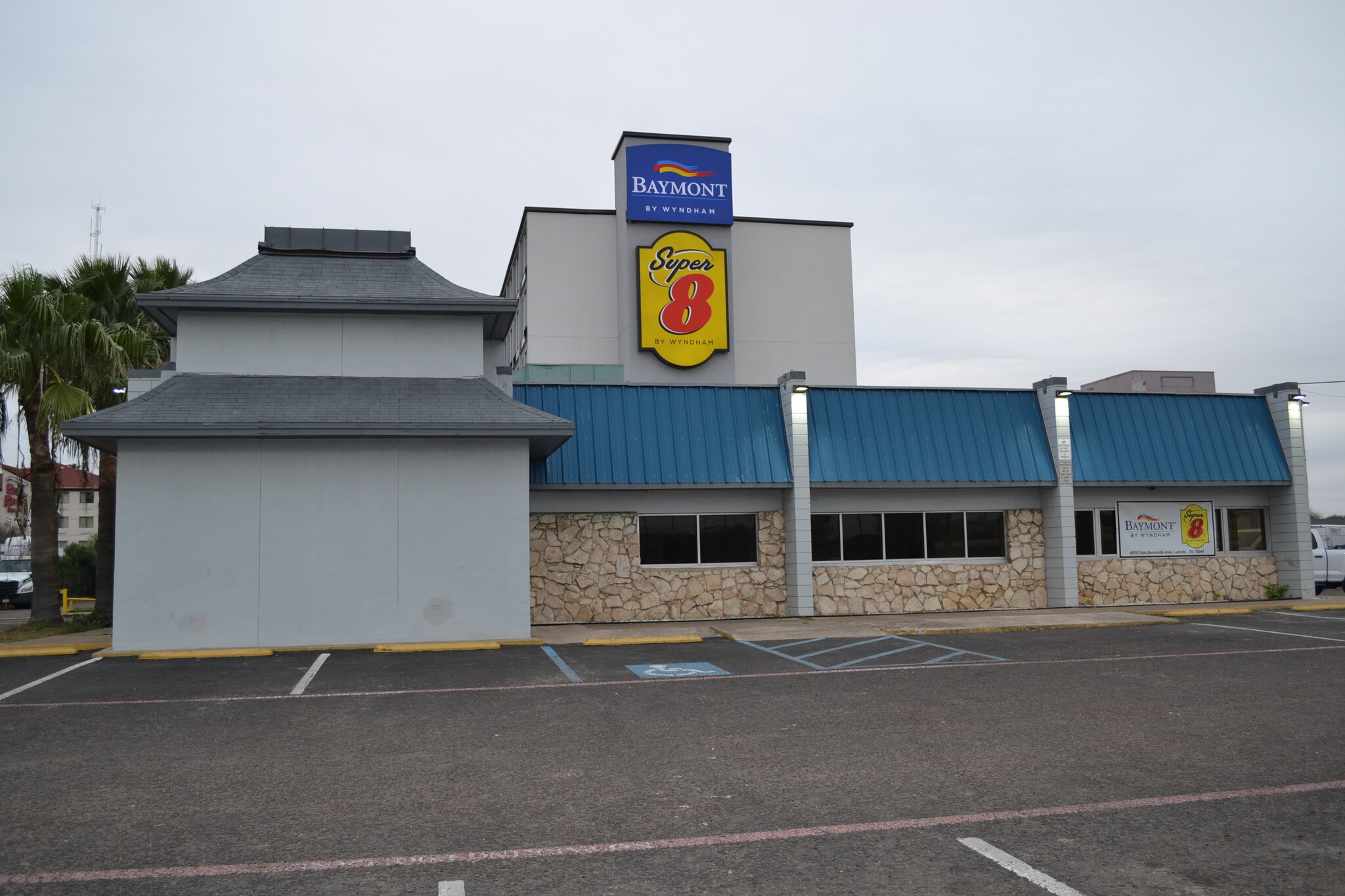 4910 San Bernardo Ave, Laredo, TX for lease Building Photo- Image 1 of 9