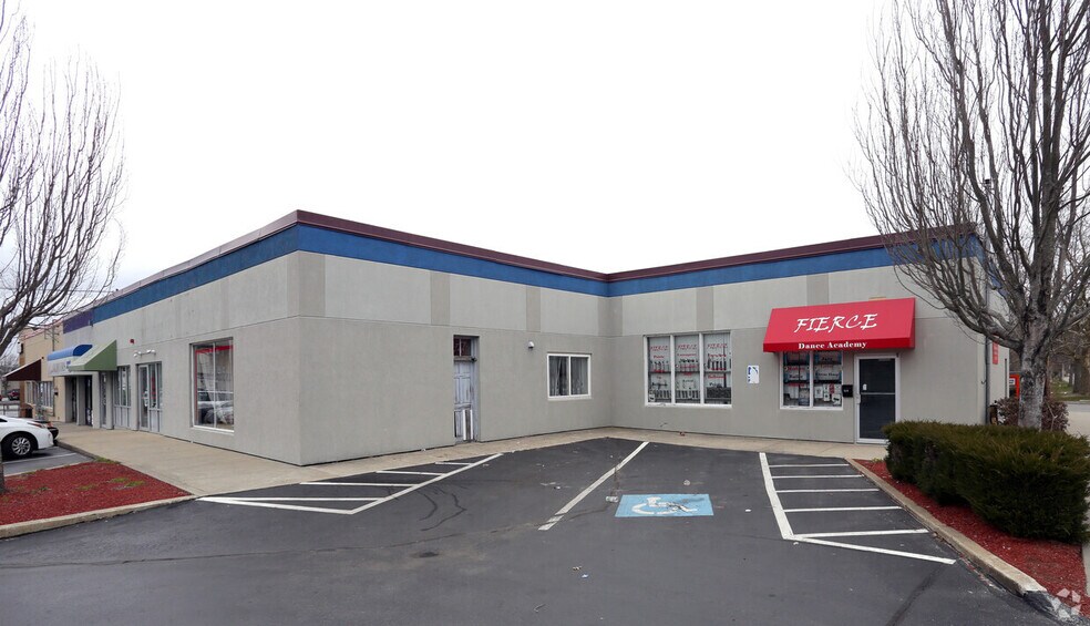 3244 Howland Rd, Fairhaven, MA 02719 1,920 SF Middle unit highly