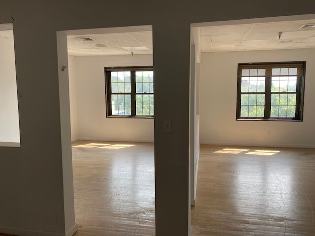 11-25 Middle Neck Rd, Great Neck, NY for lease - Interior Photo - Image 2 of 10