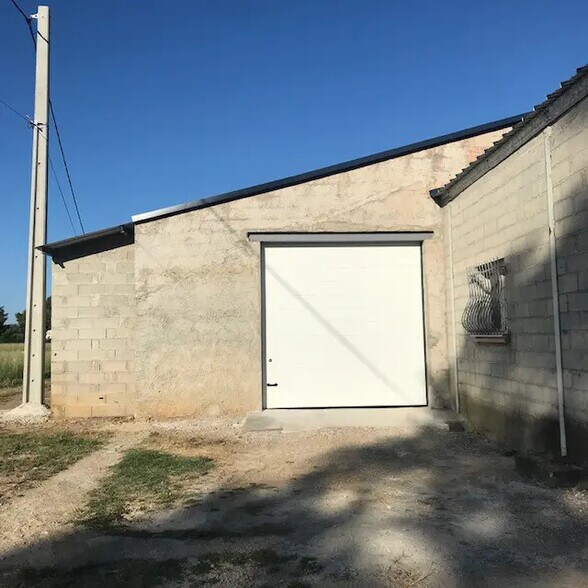 Industrial in Eyguières for lease - Building Photo - Image 1 of 3