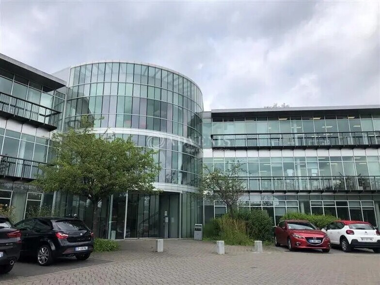 Office in Voisins-le-Bretonneux for lease - Building Photo - Image 1 of 5