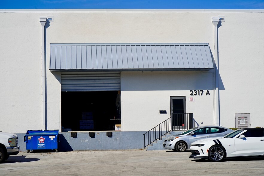 2201-2211 Stirling Rd, Fort Lauderdale, FL for lease - Building Photo - Image 3 of 6