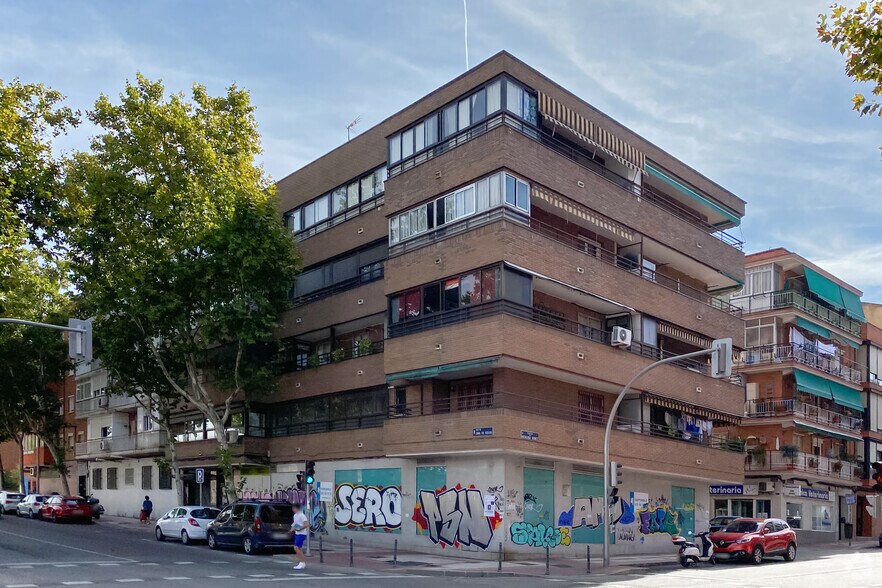 Office/Retail in Madrid, Madrid for lease - Primary Photo - Image 1 of 2