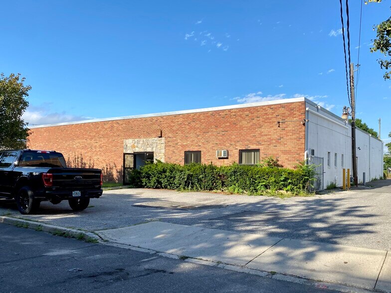 87 Jersey St, West Babylon, NY for sale - Primary Photo - Image 1 of 1