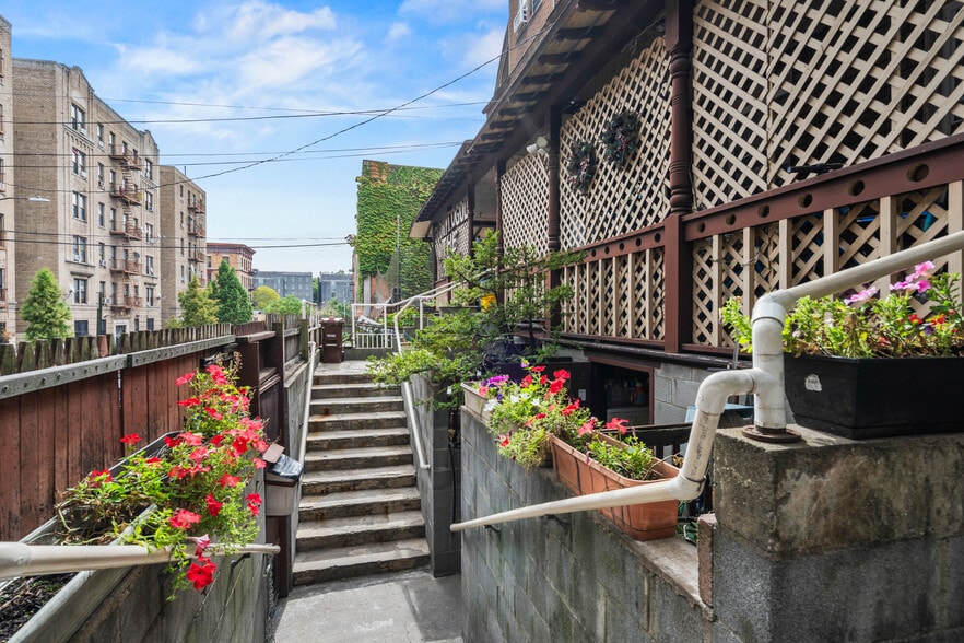 350 E 193rd St, Bronx, NY for sale - Building Photo - Image 2 of 24