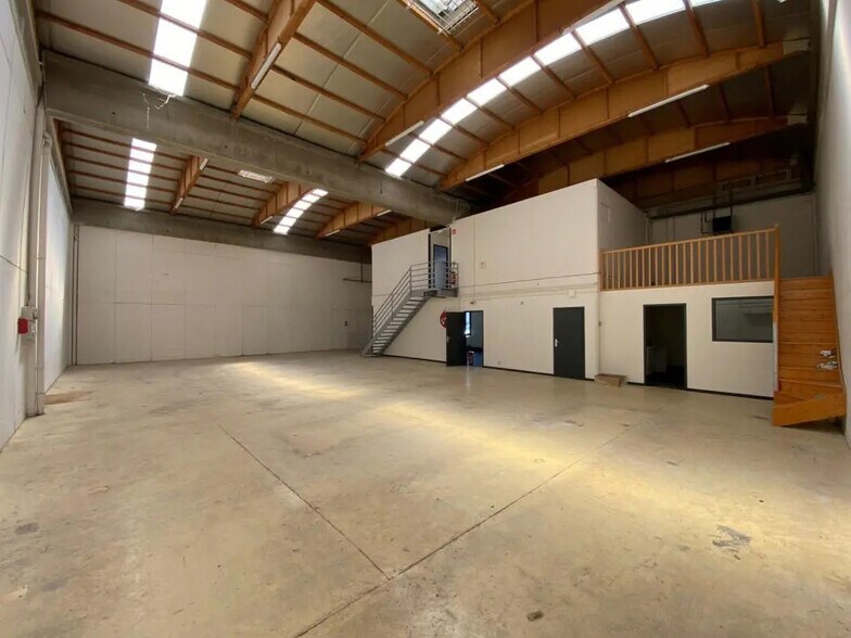 Flex in Dardilly for lease - Building Photo - Image 3 of 11