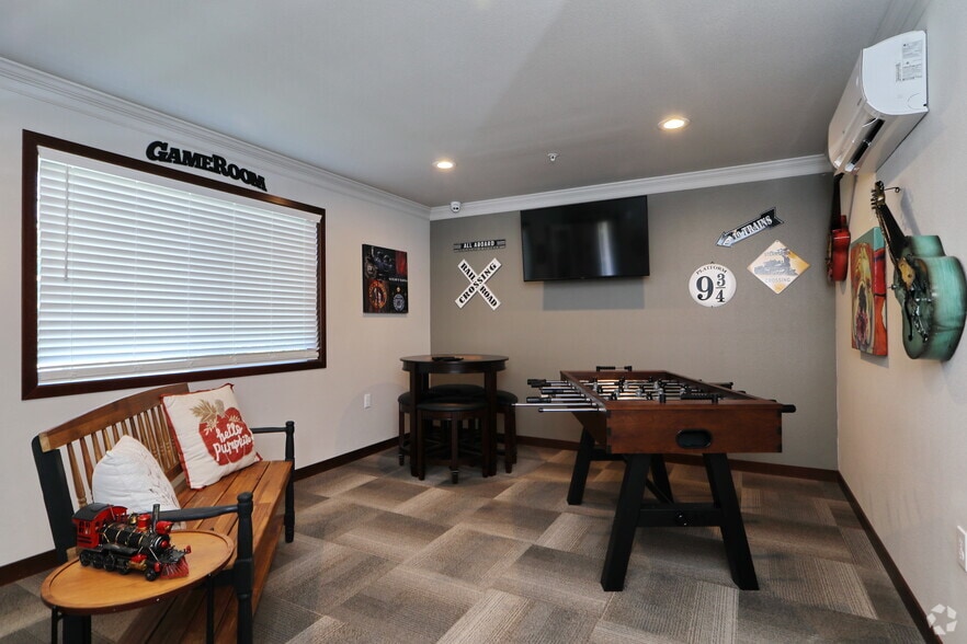 1310 Cedar Ave, Marysville, WA for sale - Interior Photo - Image 3 of 8