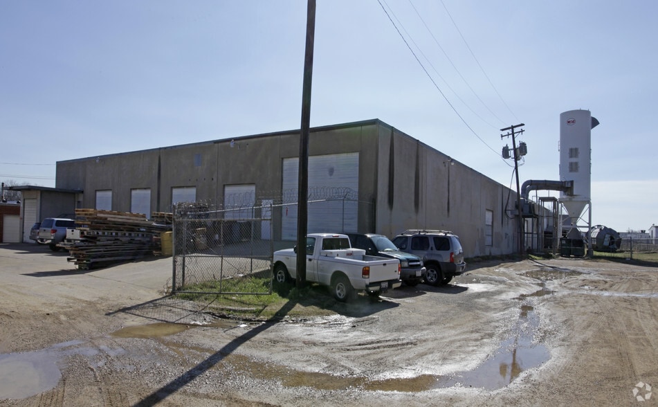 2742 Bryan Ave, Fort Worth, TX for lease - Building Photo - Image 3 of 9