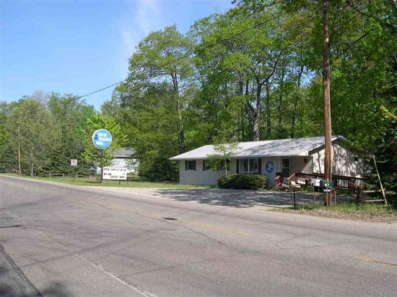 4556 W Higgins Lake Dr, Roscommon, MI for sale - Primary Photo - Image 1 of 1