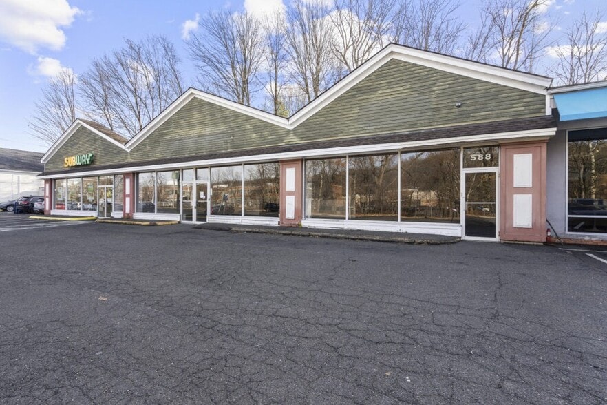588 Main Ave, Norwalk, CT for lease - Building Photo - Image 1 of 5