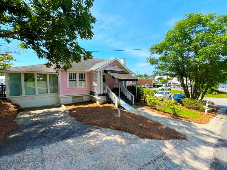 Bellwood Dr Vintage Cottages portfolio of 2 properties for sale on LoopNet.com - Building Photo - Image 2 of 8