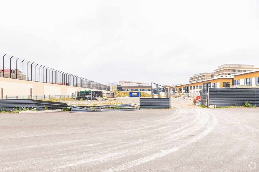 Flex in Nanterre for lease - Building Photo - Image 2 of 2