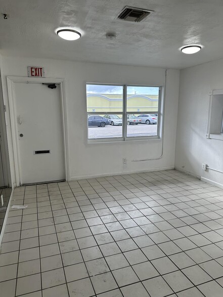 3030-3032 NW 23rd Ave, Oakland Park, FL for lease - Interior Photo - Image 3 of 7