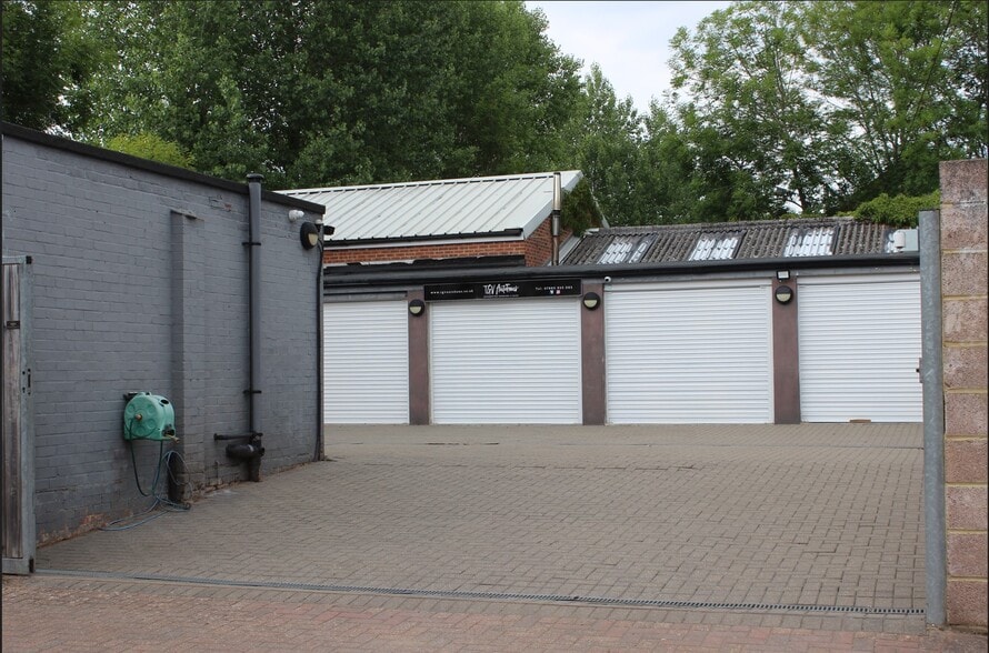 Cooks Garages Forge Lane, Northwood for lease - Building Photo - Image 2 of 7