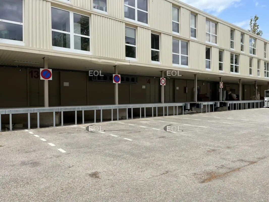 Flex in Pontoise for lease Building Photo- Image 1 of 6