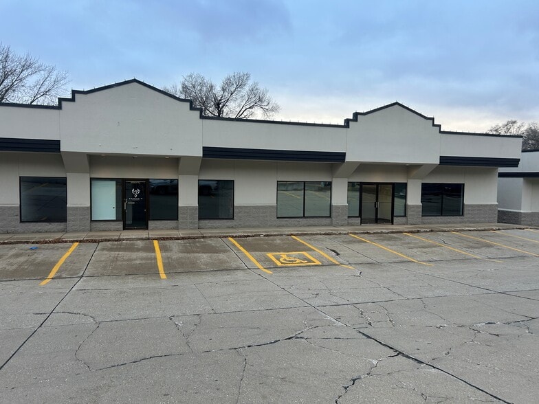 2001-2101 Hamilton Blvd, Sioux City, IA for lease - Building Photo - Image 1 of 1