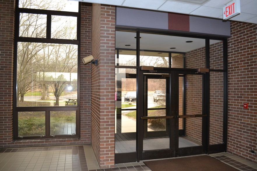 2400 Big Timber Rd, Elgin, IL for lease - Building Photo - Image 3 of 6