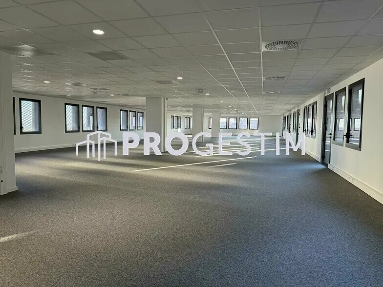 Retail in Dijon for lease - Building Photo - Image 3 of 10