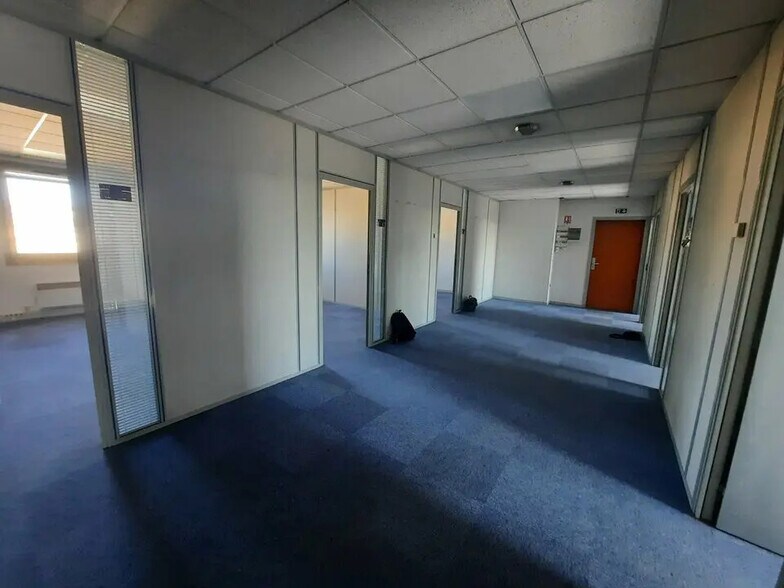Office in Rouen for lease - Interior Photo - Image 2 of 9