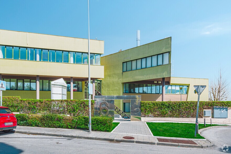 Office in Las Rozas de Madrid, Madrid for sale - Building Photo - Image 2 of 2