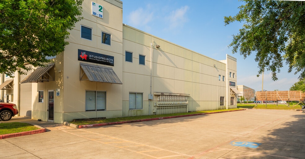 5750 N Sam Houston Pky E, Houston, TX for lease - Building Photo - Image 2 of 32