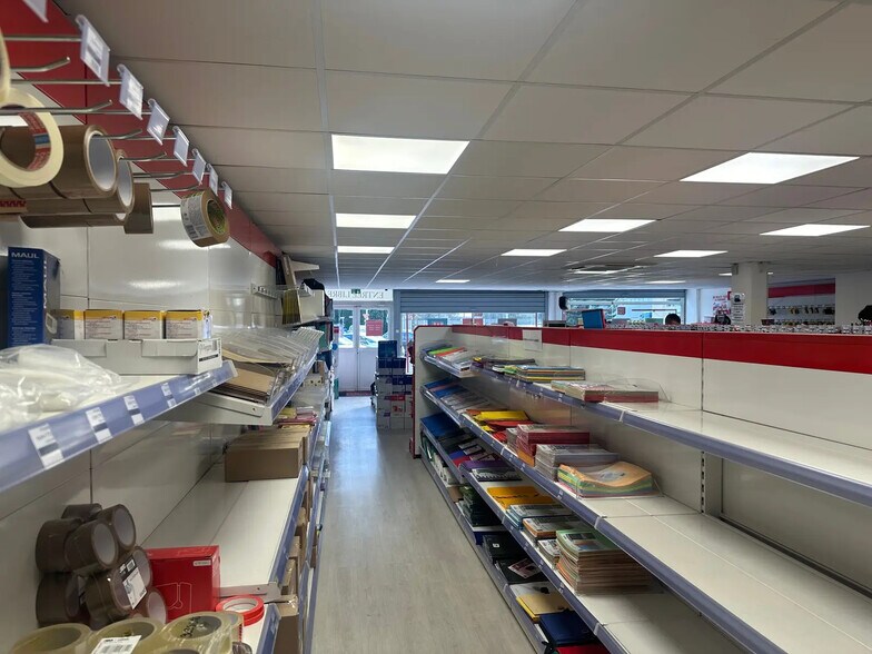 Retail in Istres for lease - Interior Photo - Image 3 of 7