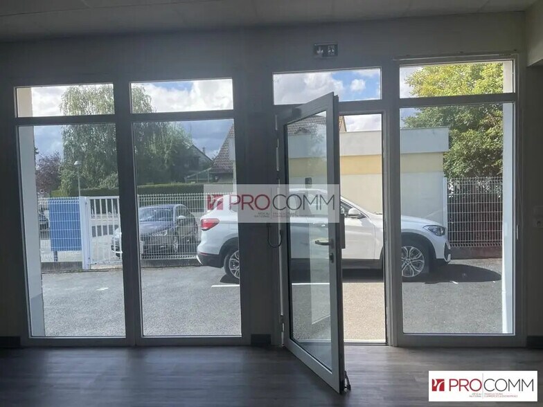 Retail in Chartres for lease - Interior Photo - Image 2 of 5