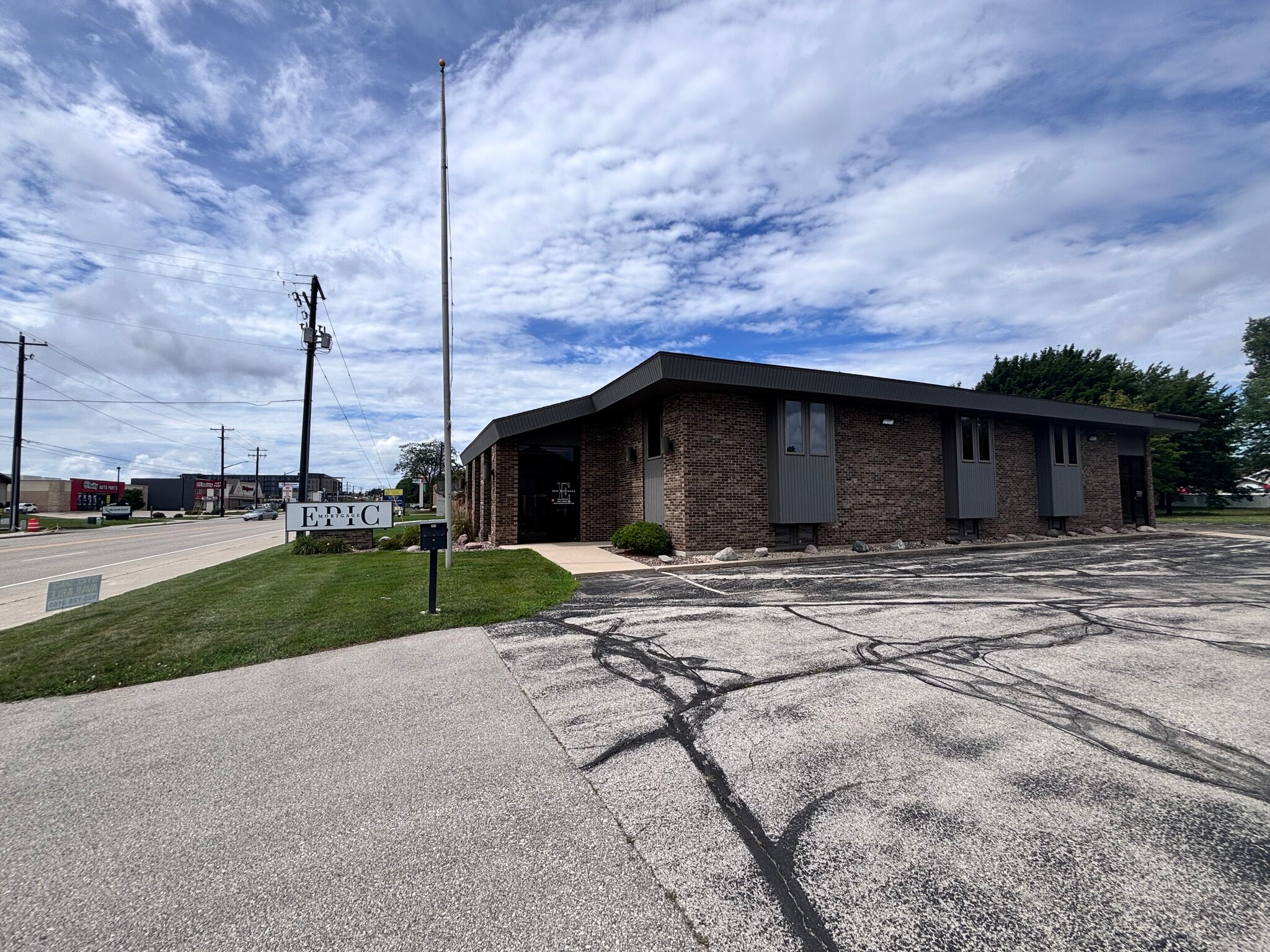 812 Cormier Rd, Ashwaubenon, WI for lease Building Photo- Image 1 of 6