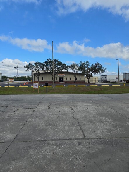 8812 Industrial Dr, Temple Terrace, FL for lease - Building Photo - Image 1 of 5