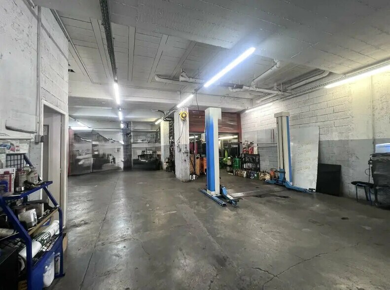 Retail in Nice for lease - Interior Photo - Image 2 of 3