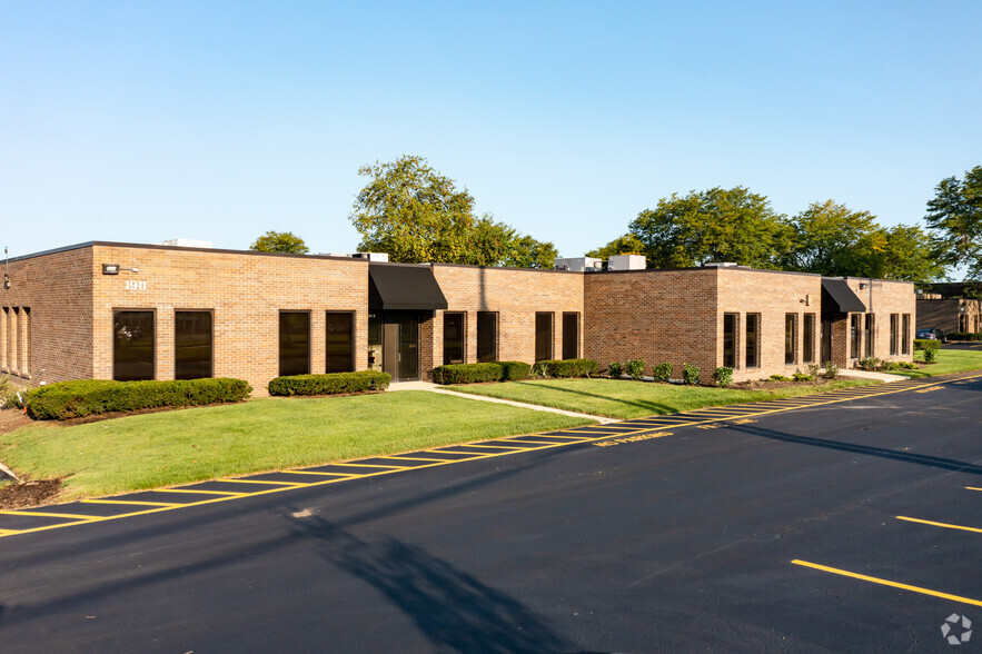 1911 Rohlwing Rd, Rolling Meadows, IL for sale - Primary Photo - Image 1 of 8