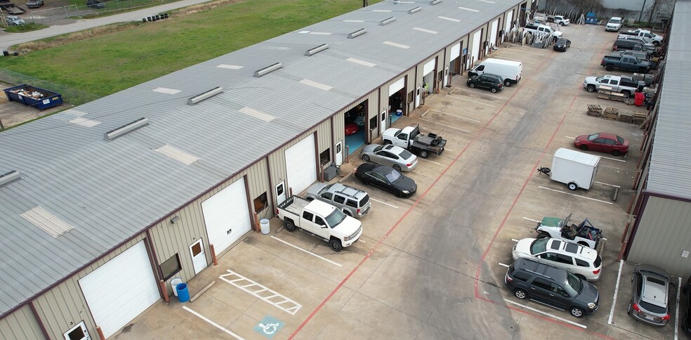 11126-11130 Neeshaw Dr, Houston, TX for lease - Building Photo - Image 3 of 4